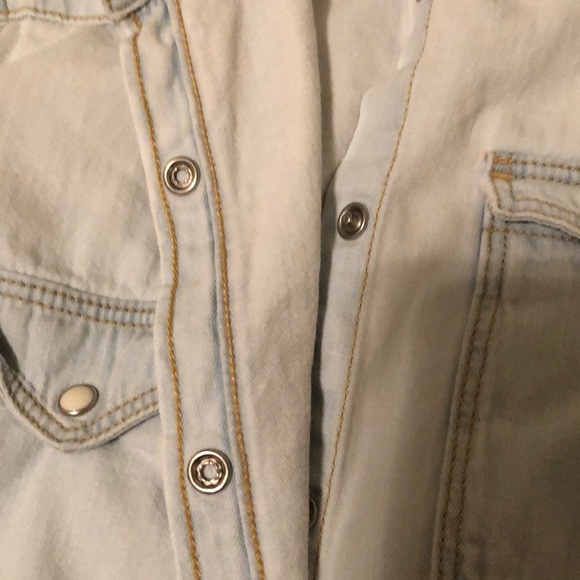 🦋 ZARA TRF Denim snap button shirt - Picture 4 of 5